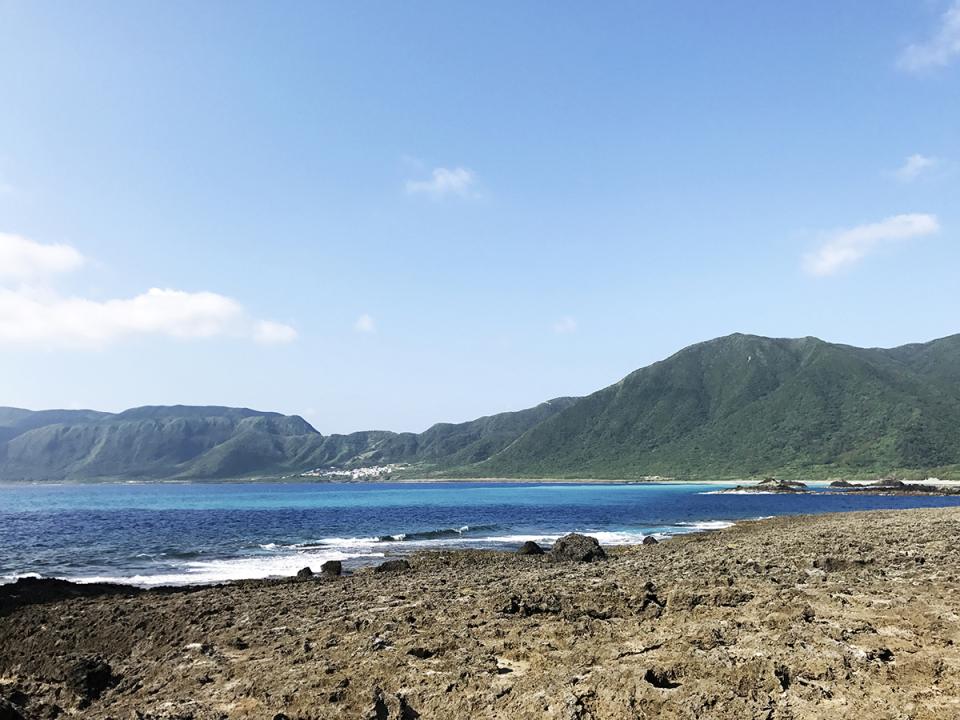 蘭嶼東清灣：海岸與山
