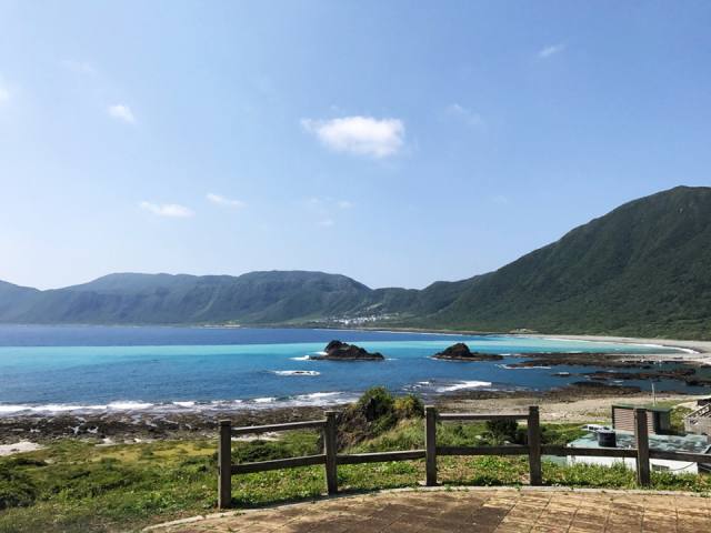 蘭嶼東清灣：海邊的木欄與沙灘