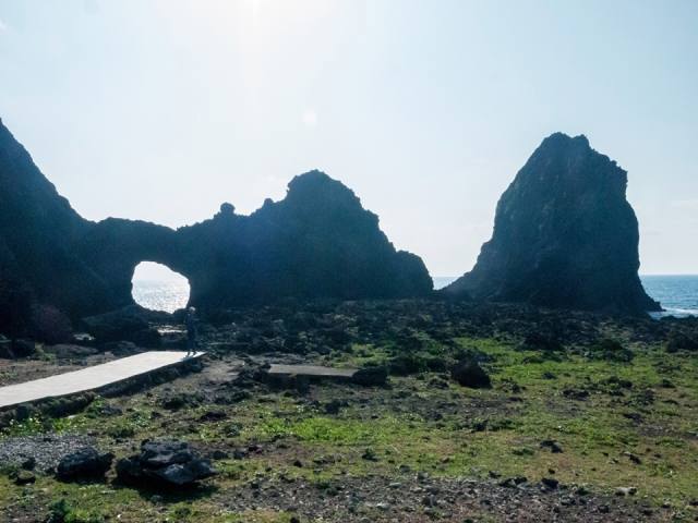 蘭嶼：海蝕洞與礁岩