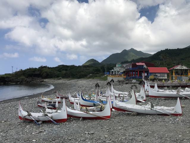 蘭嶼：海灘上的拼板舟