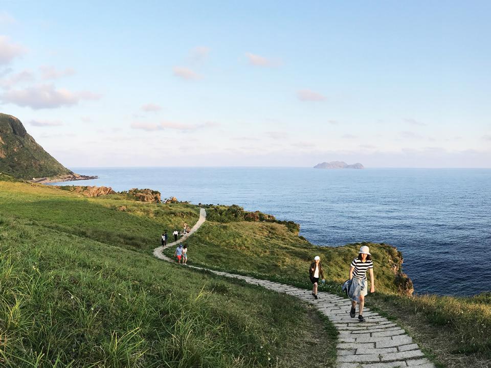 蘭嶼：草坡步道與海