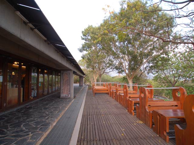 卑南文化公園：迴廊與木桌