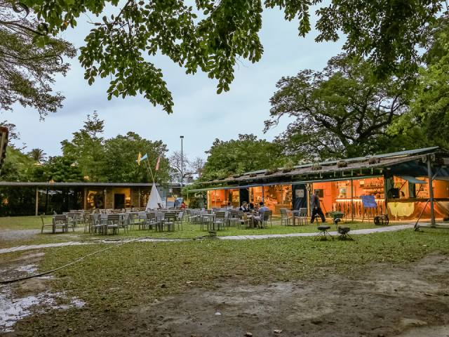 鐵花村音樂聚落：樹下的老屋與草地
