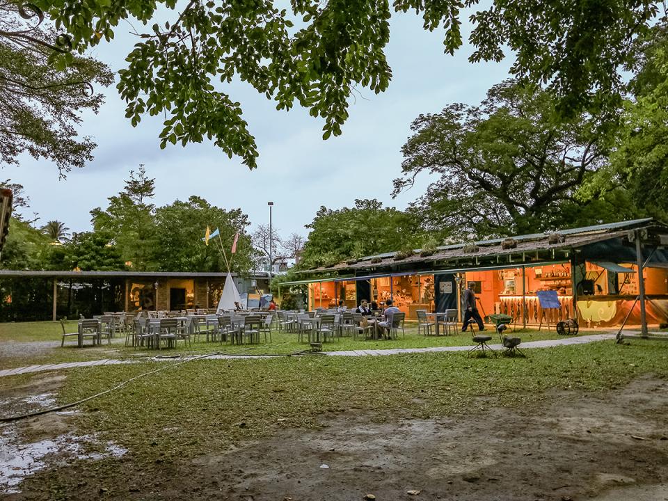鐵花村音樂聚落:樹下的老屋與草地