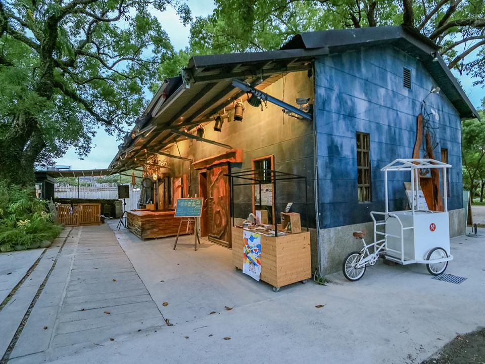 鐵花村音樂聚落：藍色鐵皮屋與小攤車