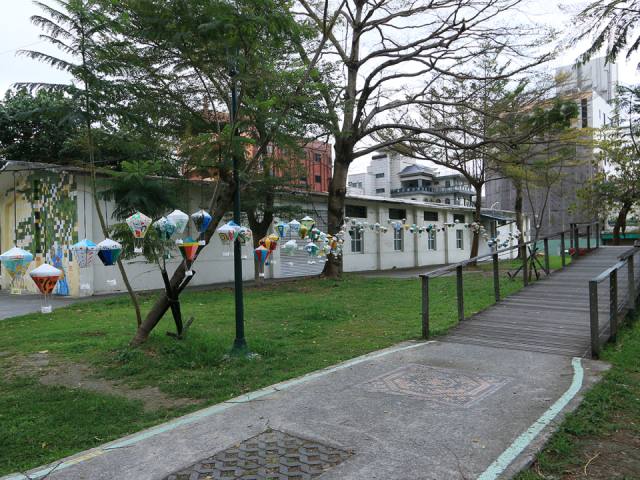 鐵道藝術村:草地與裝置藝術