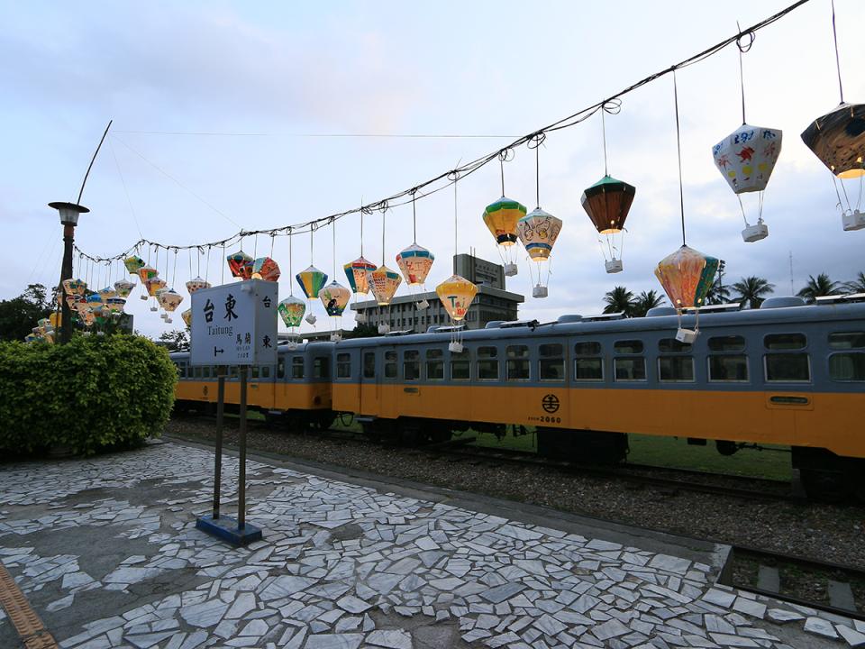 鐵道藝術村：保留的舊火車與彩燈